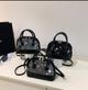 Cartera brillo c/ manija blanco / negra