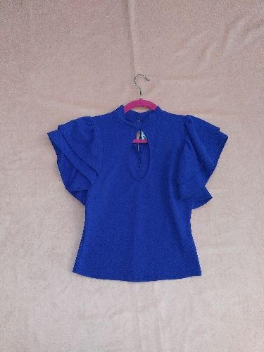 Blusa azul mangas elegantes
