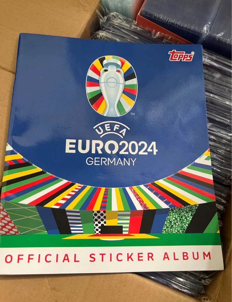 Album Topps UEFA Euro 2024 con algunas stickers