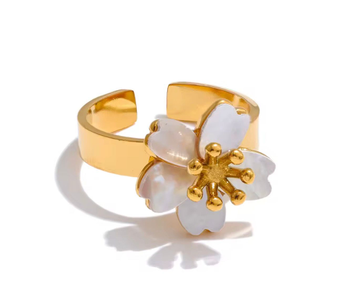 Anillo ajustable de flor pequena blanca