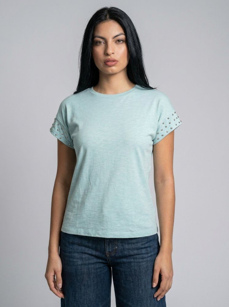Camiseta menta con remaches en mangas