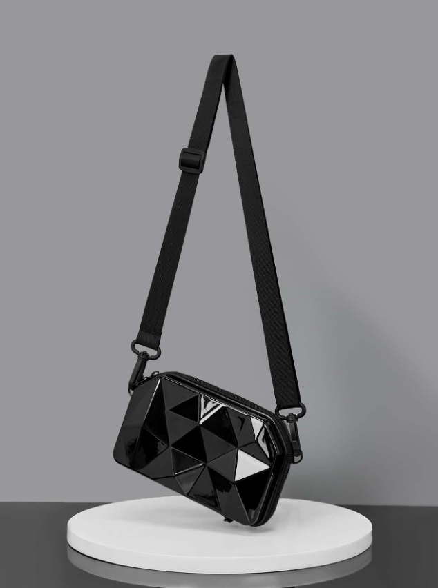 Bolso negro impermeable con diseño rubik