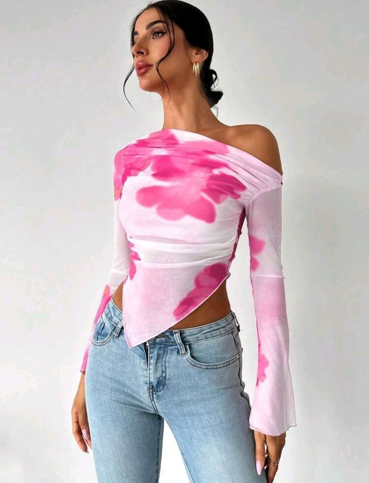 Camiseta de manga larga con hombros abiertos, bajo asimétrico y estampado floral elegante, para primavera/verano.