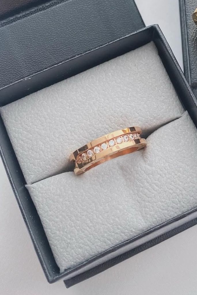 Anillo Bvlgari delgado circon