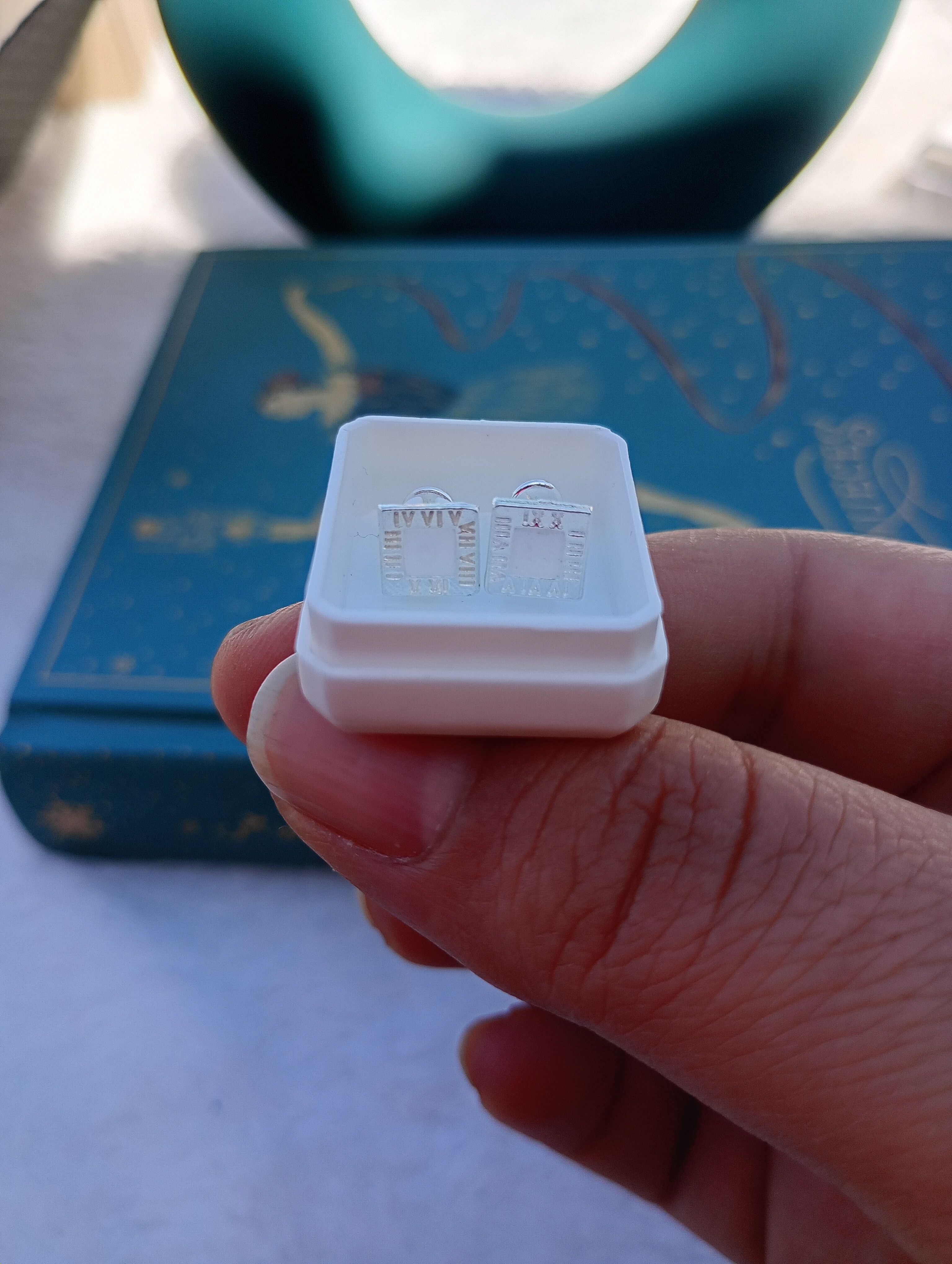Abridor Bulgari cuadrado blanco