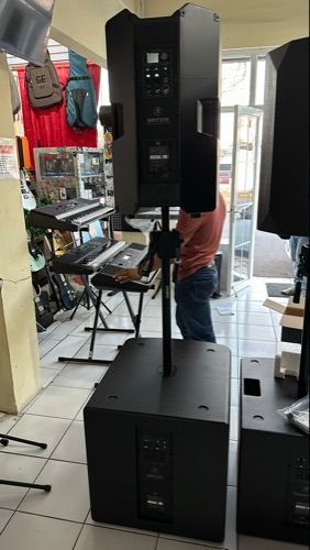 Combo mackie SRT sub18+bafle15+soporte