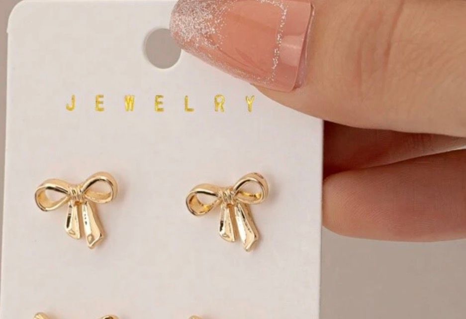 Aretes dorados lazo
