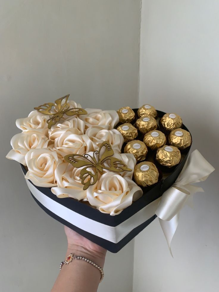 Corazón floral + chocolates y tarjeta