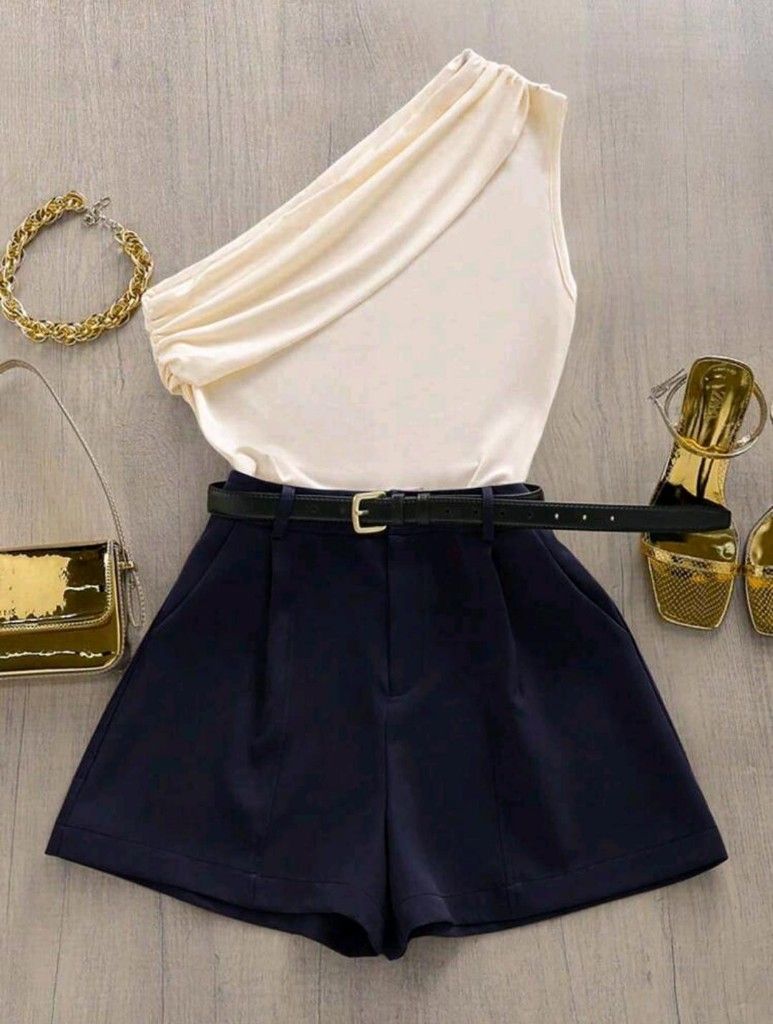 Conjunto de 2 piezas de moda con Top plisada sin mangas de unicolor y pantalones cortos pliegados.
