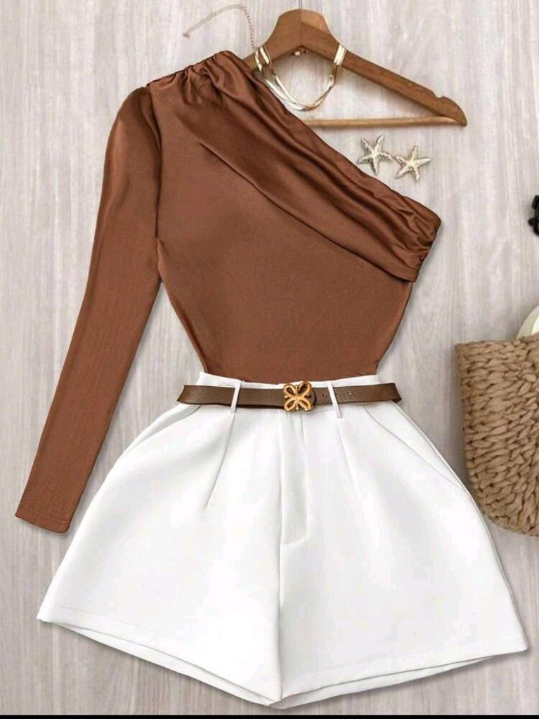 Conjunto de 2 piezas de top de manga larga con un hombro y shorts plisados de unicolor para mujer.