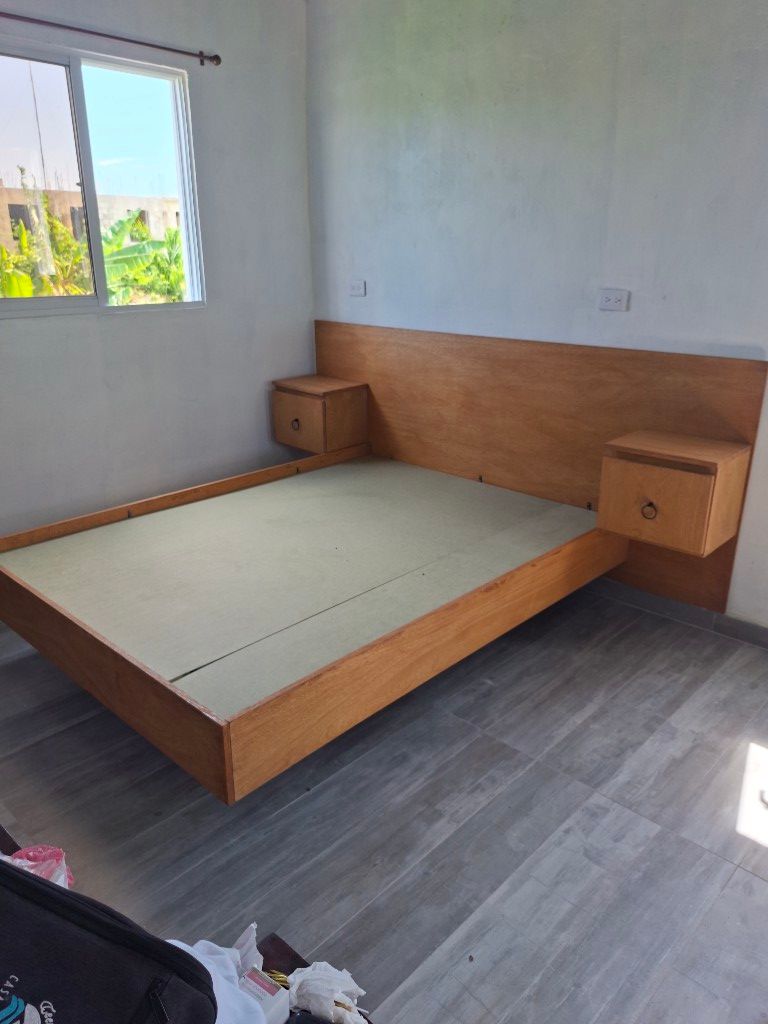 Base de cama flotante (Hierro + MDF enchapado en roble)