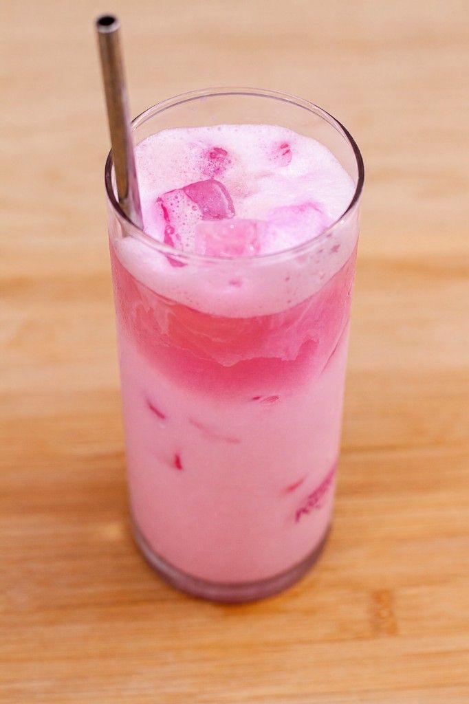 Bebida a base de leche con hielo sabor a fresa