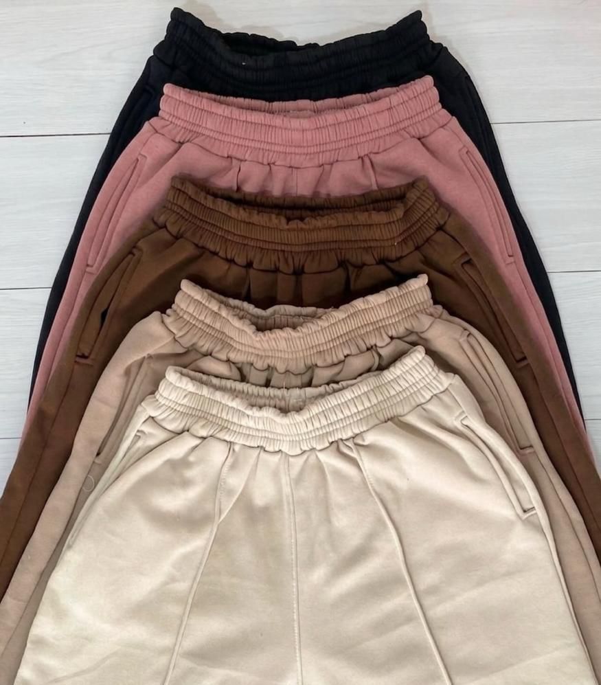 Estos baggys son todo lo que necesitas para un outfit relajado y moderno. Tela de alta calidad, tacto suave y los colores tendencia del año.