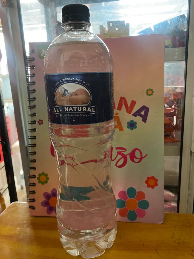 Agua allá natural