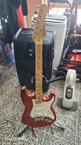 Guitarra electrica behringer roja