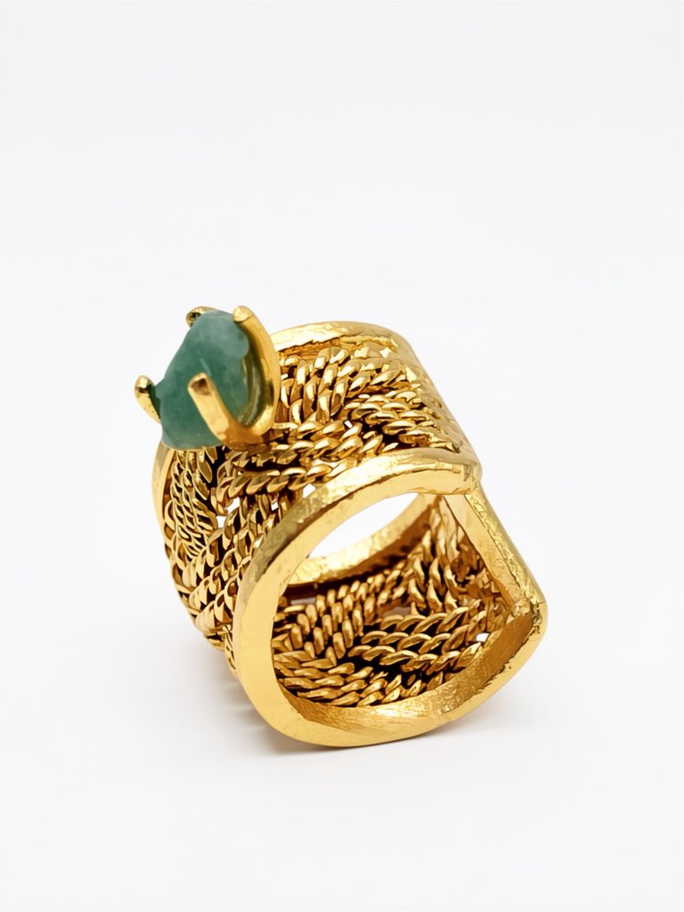 102002 - Earcuff filigrana, Bronce con enchape en Oro 24k y Esmeralda.