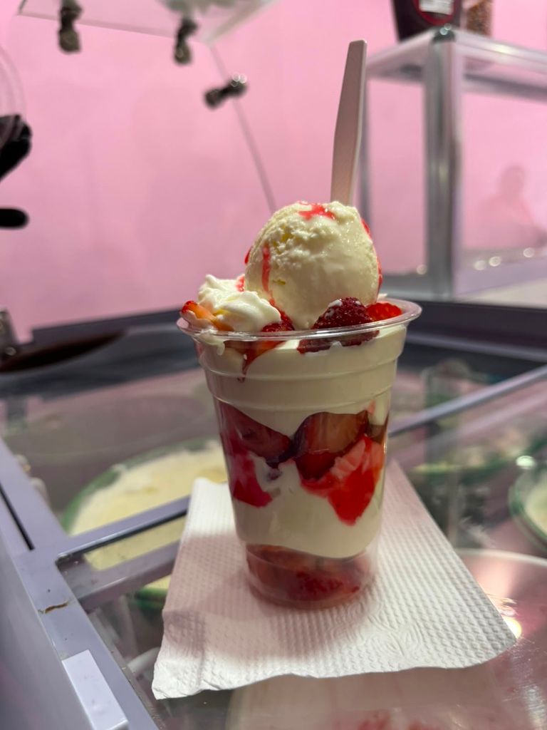 Fresa con crema Tentación/ con un helado