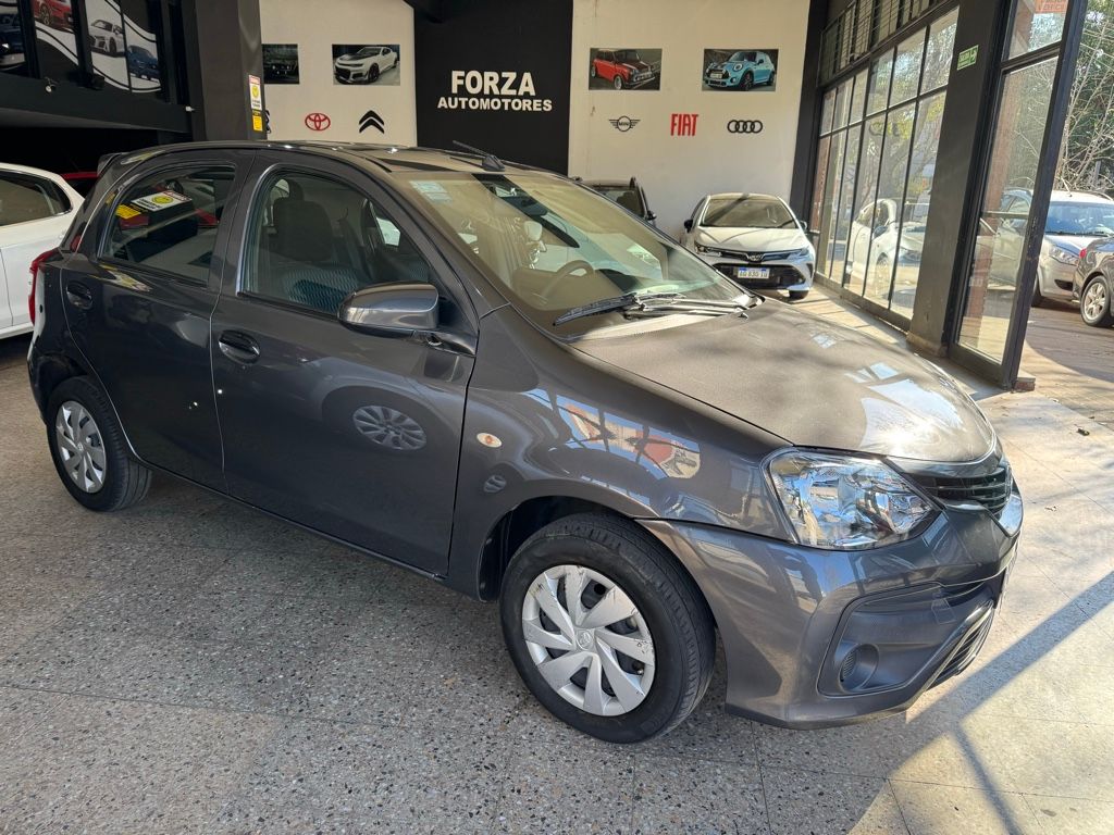 Toyota etios x año 2021