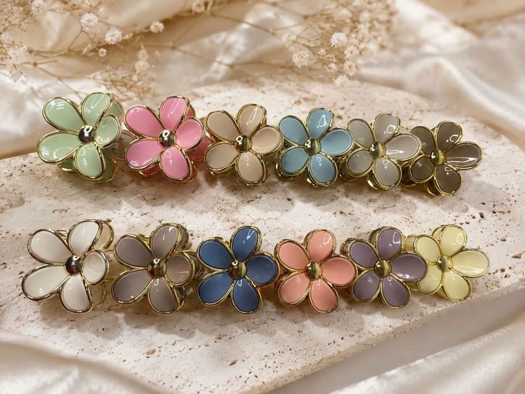 Pinza flor línea dorada