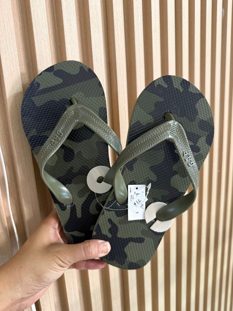 Gap green camo flip-flops