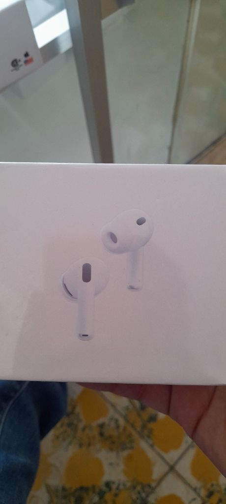 AirPods blancos inalambricos