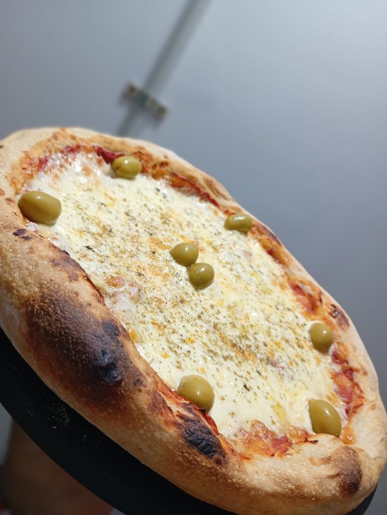 Pizza muzzarella con aceitunas