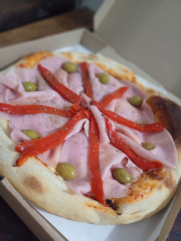 Pizza de jamon, morron y aceitunas