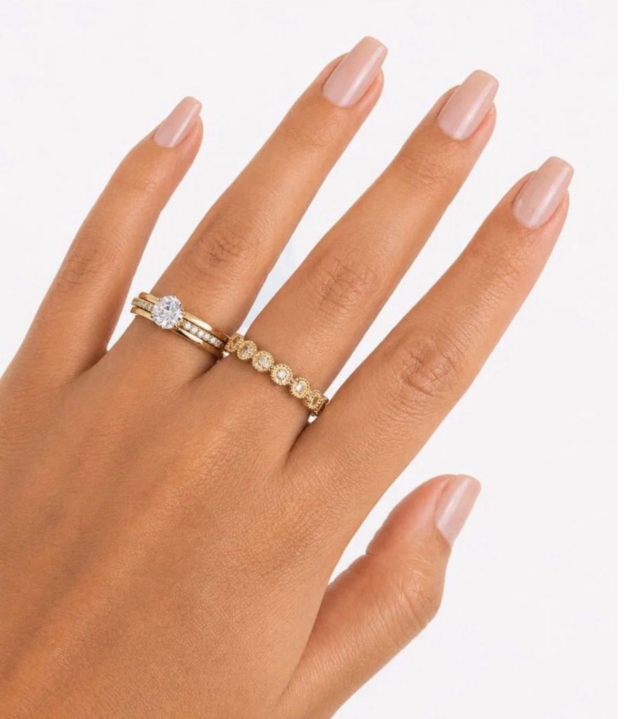Anel dourado com strass