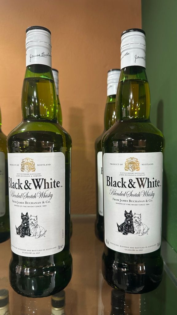 BLACK & WHITE (70CL)