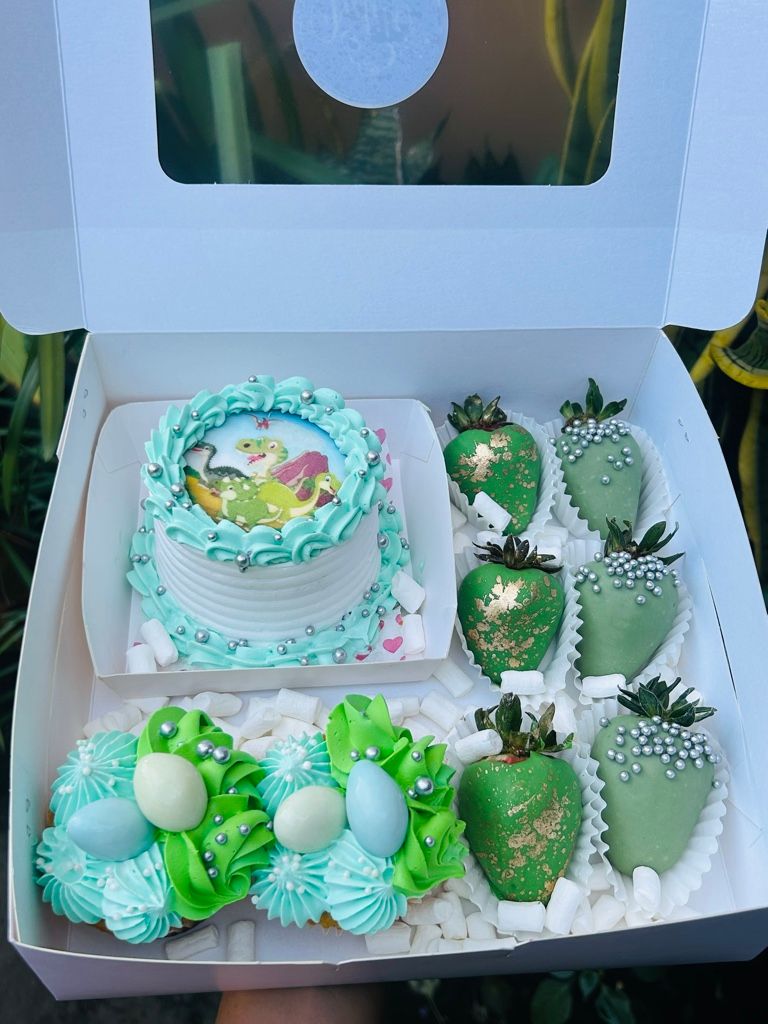 Caja combo personalizada 1 pastel  6 fresas  2 cupcakes