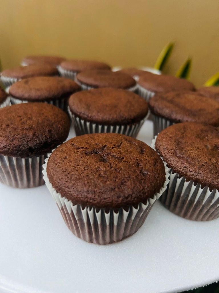 Cupcakes de chocolate rellenos y devorados en crema
