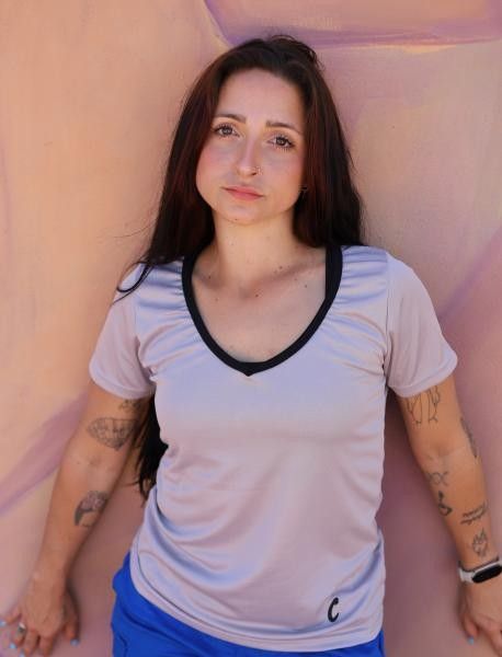 Remera escote V mujer