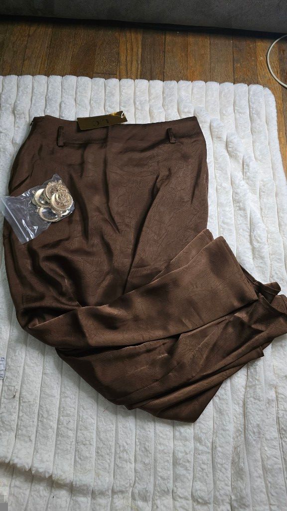 Falda satinada larga con cinturón dorado