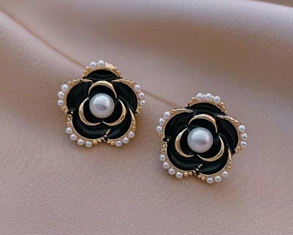 Aretes flor negros