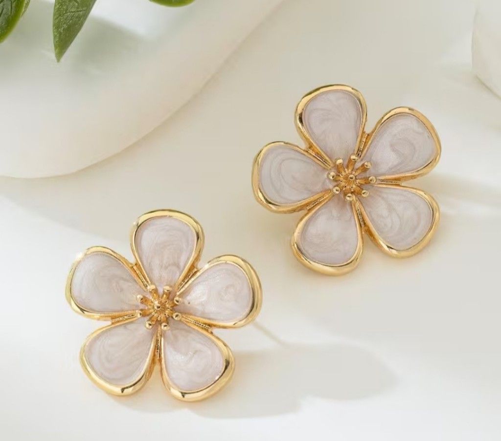 Aretes flor dorados pétalos nacar