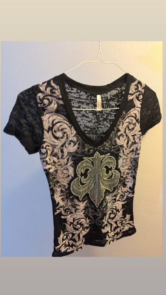 Remera negra estampada