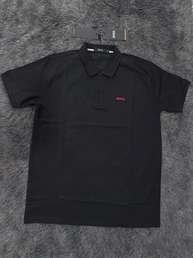 BOSS polo negra logo rojo