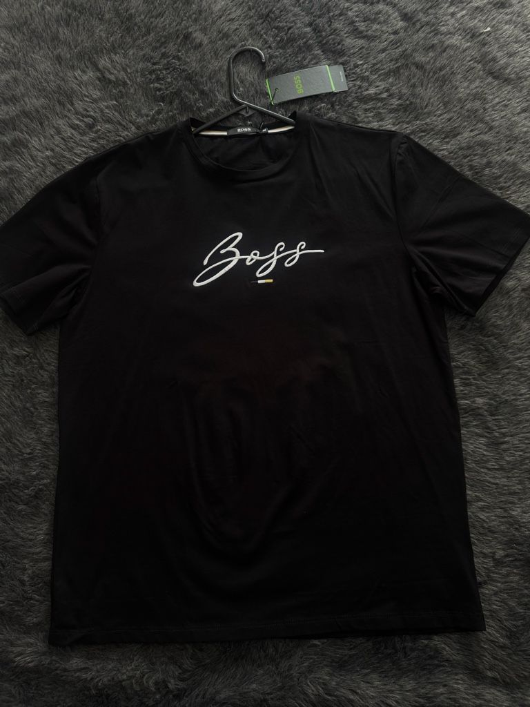 BOSS camiseta negra bordada