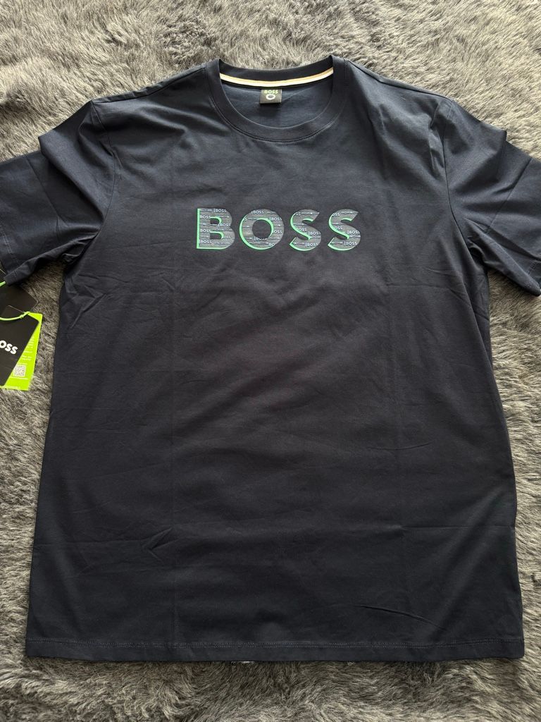 BOSS camiseta negra con verde
