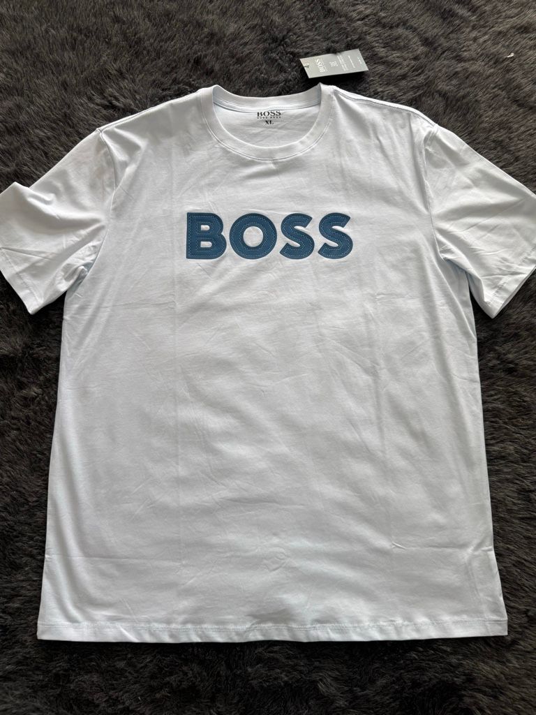 BOSS camiseta blanca con celeste
