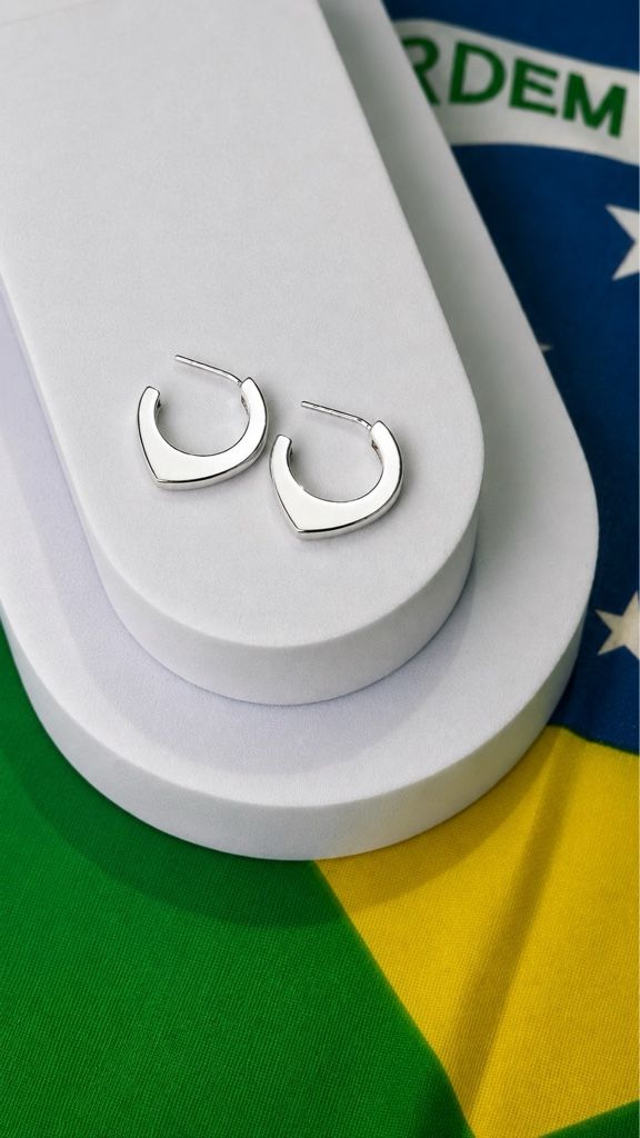 Brinco oval com tarraxa