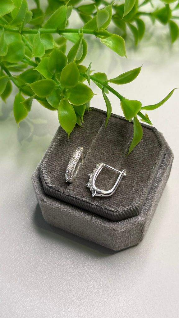 Argola quadrada com zircônia • M