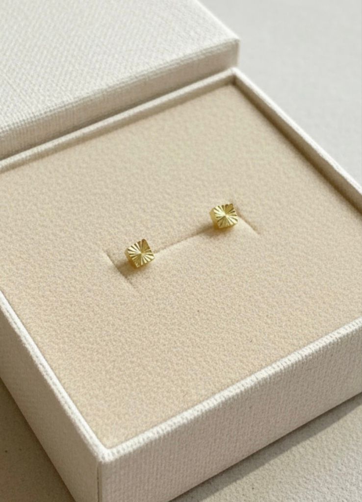 Aretes dorados cuadrados