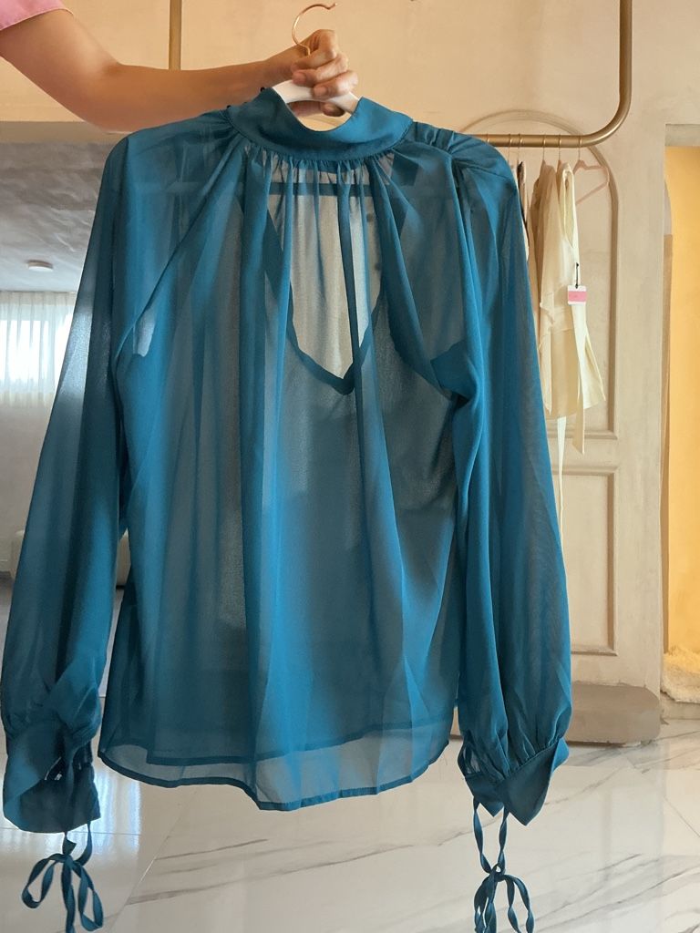 Blusa azul de cuello transparente 1 pieza