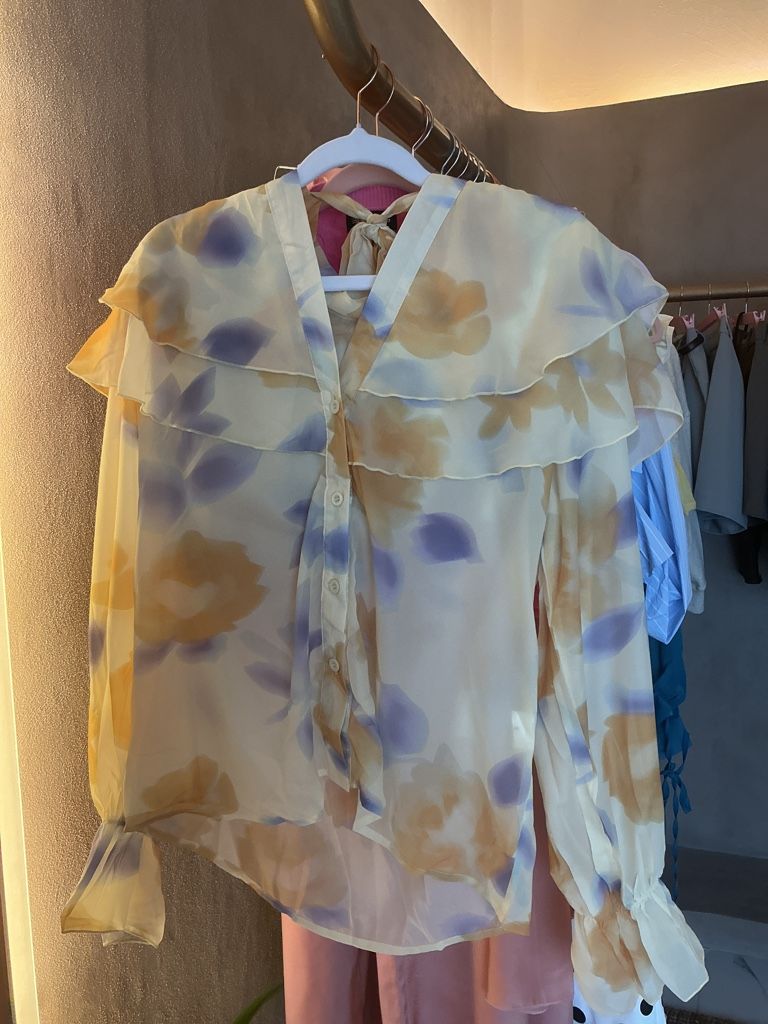Blusa manga larga transparente amarilla con flores naranjas y lilas