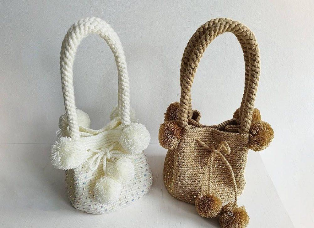 Bolso mini trenzado decorado con cristales