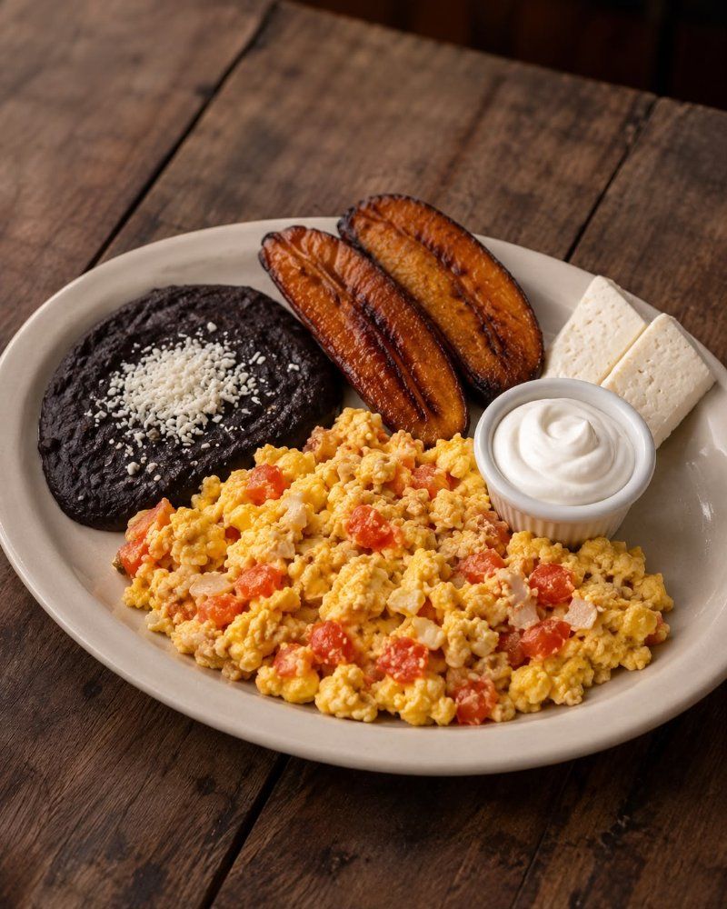 Desayuno huevo revuelto con tomate y cebolla