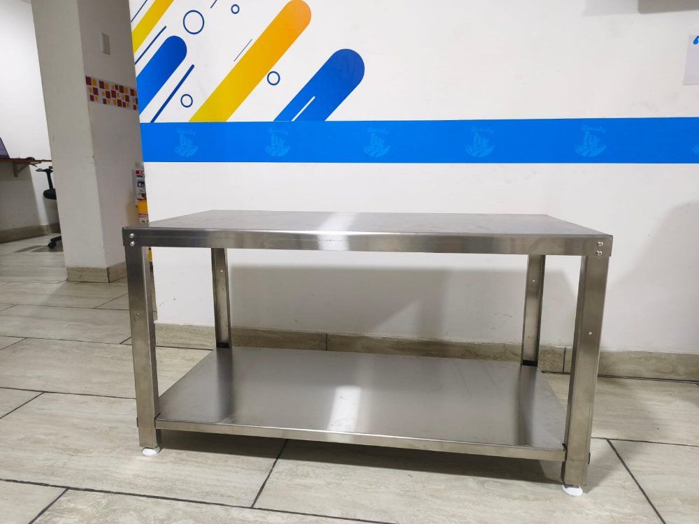 Mesa de acero con entrepaños